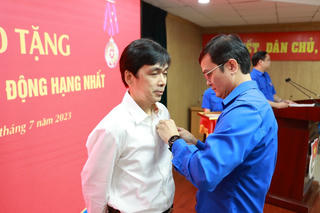 Trao Huân chương Lao động hạng Nhất tặng nhà báo Nguyễn Huy Lộc
