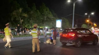 Đang kiểm tra nồng độ cồn, một cán bộ CSGT bất ngờ bị 'quái xế' tông ngã