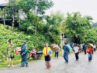 Di dời khẩn cấp 19 hộ dân bản Xói Voi đến nơi an toàn