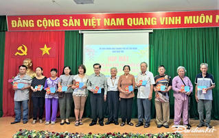 TP HCM trao 300 suất quà Tết chăm lo đồng bào dân tộc thiểu số