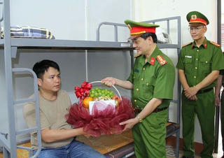 Lào Cai: Thăm hỏi, động viên Đại úy Công an bị thương khi khống chế đối tượng phạm tội về ma túy