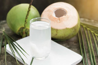 Uống nước dừa, bé gái bị hóc cùi dẫn tới tử vong