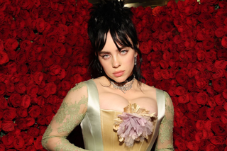 Billie Eilish: Tiếng nói Gen Z không ồn ào nhưng mạnh mẽ