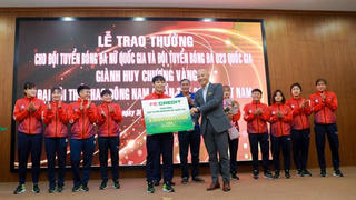 FE CREDIT trao 3 tỷ đồng cho Đội tuyển bóng đá nữ Quốc gia Việt Nam