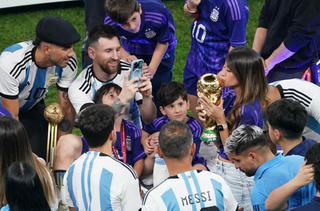 Bức ảnh vợ Messi giơ chiếc Cup vô địch gây sốt mạng xã hội