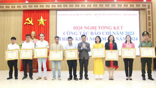 Chủ tịch UBND tỉnh Quảng Nam tặng Bằng khen cho phóng viên Báo Đại Đoàn Kết