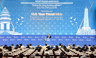 Chìa khóa giải quyết hòa bình các bất đồng, xung đột là thông qua đối thoại