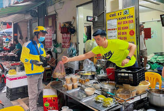 Tết Hàn thực: Nhiều cửa hàng nặn bánh trôi luôn tay vẫn không đủ bán