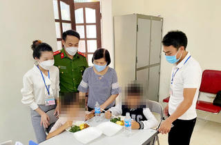Người cha 'treo con gái lên trần nhà đánh dã man' khai gì với công an?