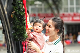 Du khách nườm nượp đổ về Nhà thờ Lớn Hà Nội đón không khí Noel sớm