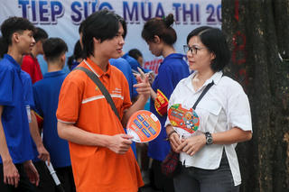 Phụ huynh đồng hành cùng sĩ tử