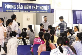 Làm đủ một tháng được hưởng trợ cấp thất nghiệp?