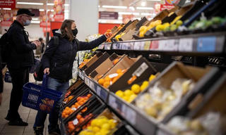 Eurozone chưa thoát 'bóng ma' lạm phát