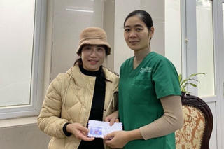 Nhặt được tiền trong túi quần bệnh nhân, 2 nhân viên giặt là vội vã tìm người bị mất