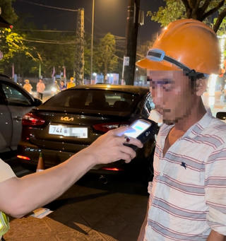 Lăng mạ người thi hành công vụ, ‘ma men’ bị phạt kịch khung