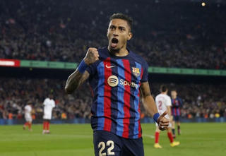 Barca thắng đậm Sevilla, bỏ xa Real 8 điểm