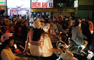 Chật vật tìm bãi gửi xe chơi Tết