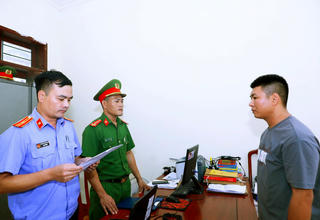 Khởi tố nam thanh niên dùng cốc bia đánh bạn