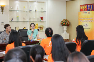 Hoa hậu Đỗ Mỹ Linh tái xuất, training kỹ năng ứng xử cho thí sinh