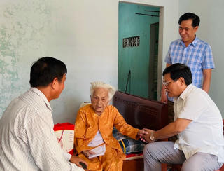 Thừa Thiên Huế: Thăm, tặng quà Mẹ Việt Nam anh hùng 