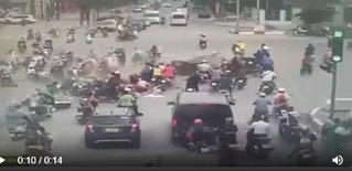 [VIDEO] Cảnh ô tô tông trúng 17 xe máy trên đường Võ Chí Công