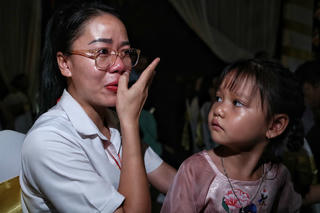 Mồ côi mẹ năm 7 tuổi, cô gái bật khóc trong nghi thức 'Bông hồng cài áo' tại lễ Vu Lan