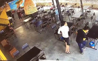 Đà Nẵng: Phó phòng ném tiền lẻ trong quán bún bị đình chỉ công tác
