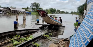 Ghe ‘vượt cạn’ miền sông nước