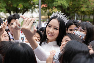 Á hậu Bảo Ngọc được người hâm mộ vây kín khi về quê