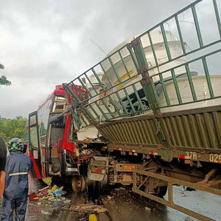 Vụ xe đầu kéo tông xe khách: 2 người chết, 6 người bị thương