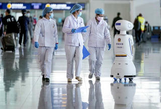 Robot dần ‘song hành’ với con người