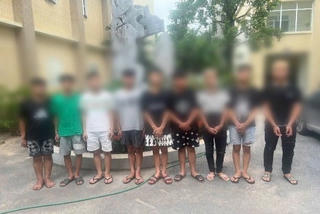 Bắt nhóm thanh thiếu niên manh động 'chặt biển số xe máy' cướp tài sản