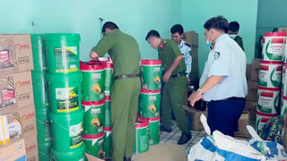 Khởi tố đối tượng buôn bán số lượng khủng dầu, nhớt giả