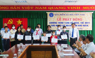 Gần 50 tỷ đồng tặng sổ bảo hiểm xã hội, thẻ bảo hiểm y tế cho người khó khăn