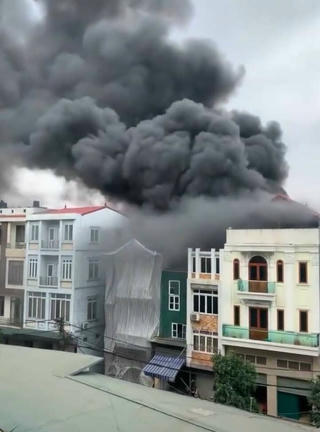 Hà Nội: Cháy lớn kho hàng gần chợ Ninh Hiệp, cột khói bốc cao