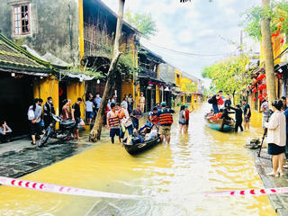 Phố cổ Hội An chìm  trong nước