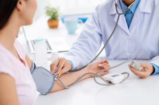 Những trường hợp nào bị cấm hành nghề khám bệnh, chữa bệnh?