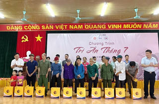 Khám bệnh, cấp thuốc miễn phí và trao tặng quà cho người có công