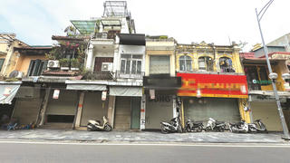 Phố cổ Hà Nội cửa đóng then cài’