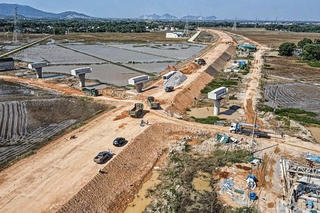 Cao tốc Bắc - Nam giai đoạn 2 vẫn vướng mặt bằng, thiếu cát đắp