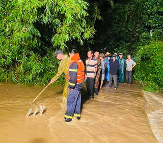 Đắk Lắk: Cháu bé 7 tuổi theo mẹ đi làm rẫy bị nước lũ cuốn trôi