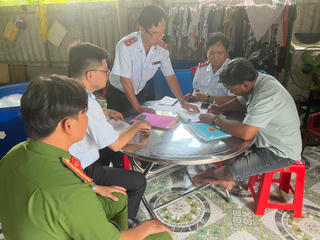 Bắt quả tang một cơ sở bơm tạp chất vào tôm
