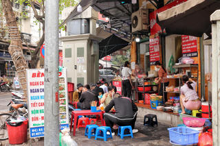 Hà Nội: Vi phạm vỉa hè, lòng đường tái diễn tại quận trung tâm