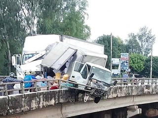 Xe tải nằm gọn trên thành cầu sau cú va chạm với xe container