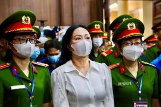 Bị cáo Trương Mỹ Lan và nhiều đồng phạm hầu tòa sơ thẩm sáng nay
