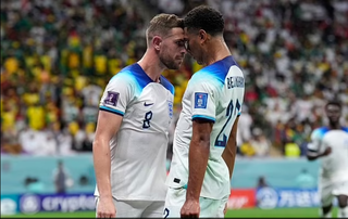 Jude Bellingham giải thích màn ăn mừng 'mang tính biểu tượng' với Jordan Henderson