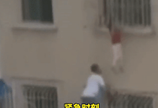 Người đàn ông tay không, trèo 6 tầng cứu cháu bé như 'phim hành động'