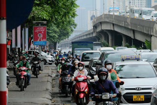 Vì sao Hà Nội thường xuyên xảy ra ùn tắc giao thông?