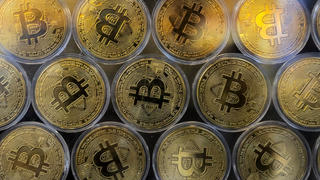Giá Bitcoin lần đầu tiên vượt mốc 120.000 USD