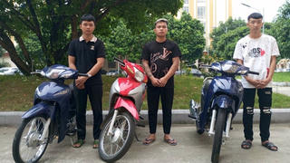 Đi xe bằng 1 bánh, bốc đầu rồi livestream trên Tiktok, 3 thanh niên  bị khởi tố